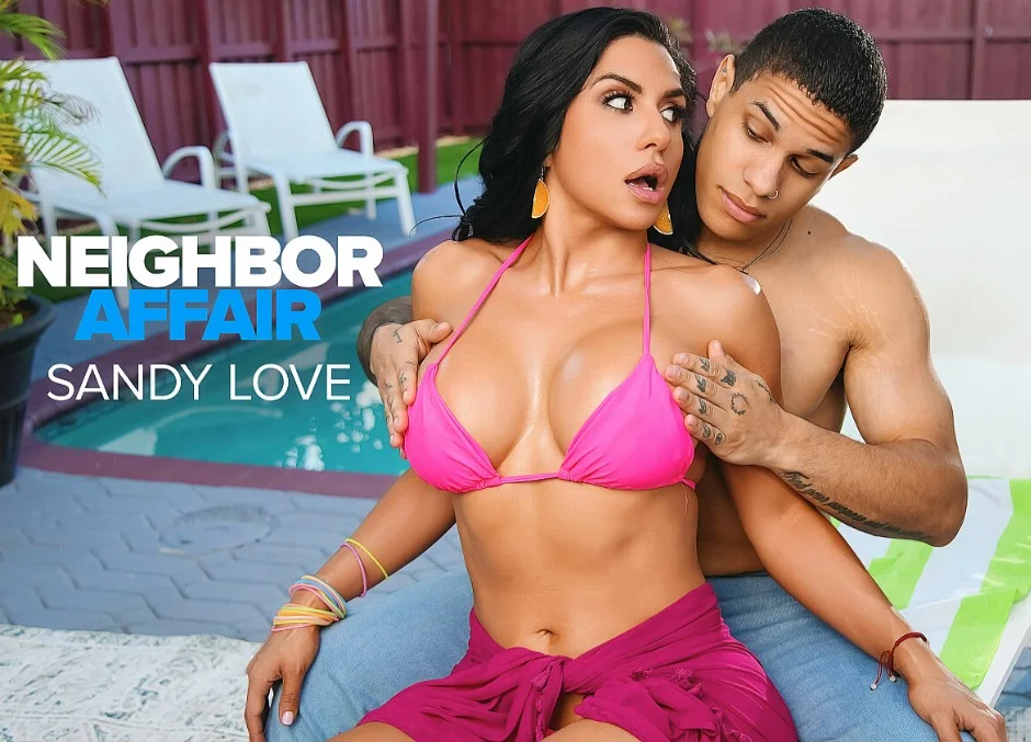  Neighbor Affair - Sandy Love - تحصل اللاتينية ذات الصدر الكبير Sandy Love على تدليك لجسدها قبل أخذ قضيب الجار