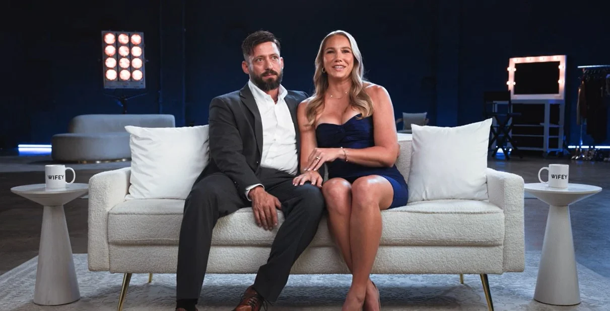 زوجة - بوني المشاغبة - بوني المشاغبة وكلايد - زوجة شابة شقراء مثيرة تتعرض لهجوم مزدوج من رجلين أسودين