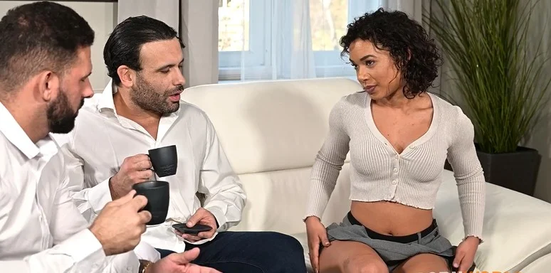 A brasileira Tahlia Lane despe-se para seduzir os seus vizinhos num trio DP