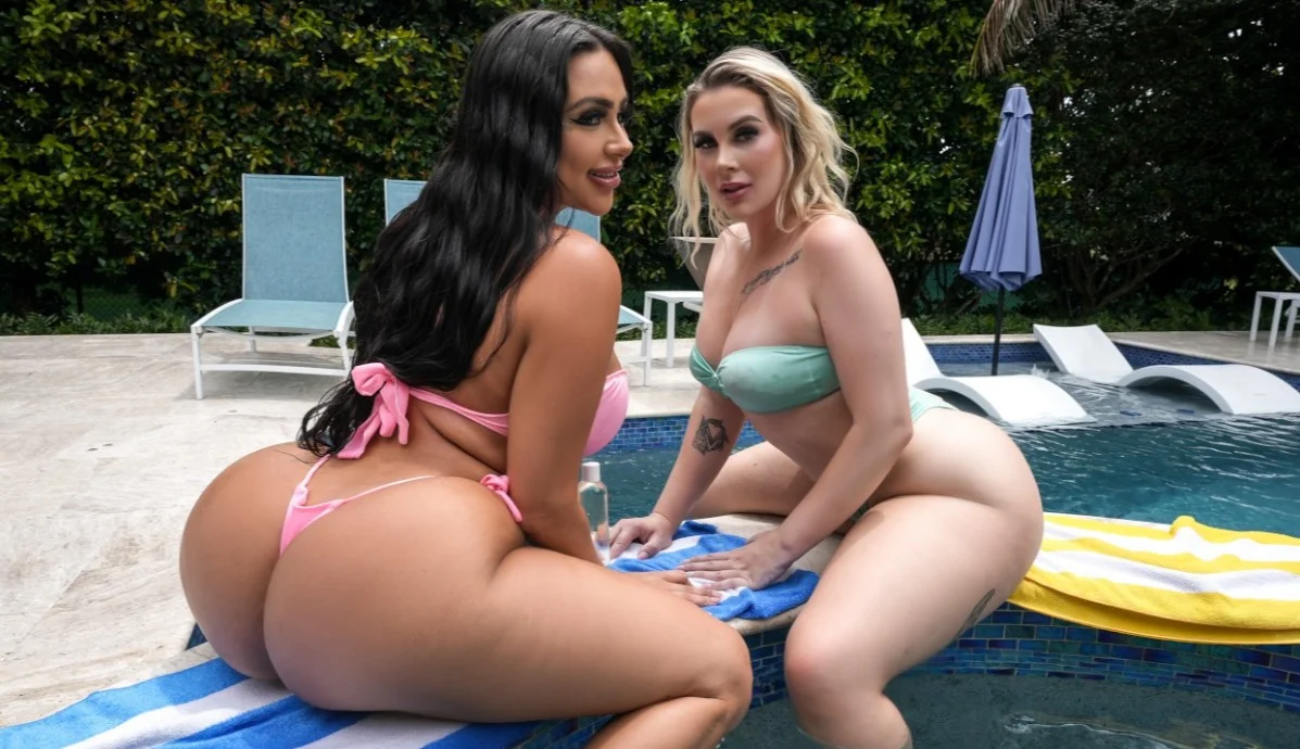 Desfile de rabos - Zoey Foxx e Trixi Brooks - Foxxxes On Parade