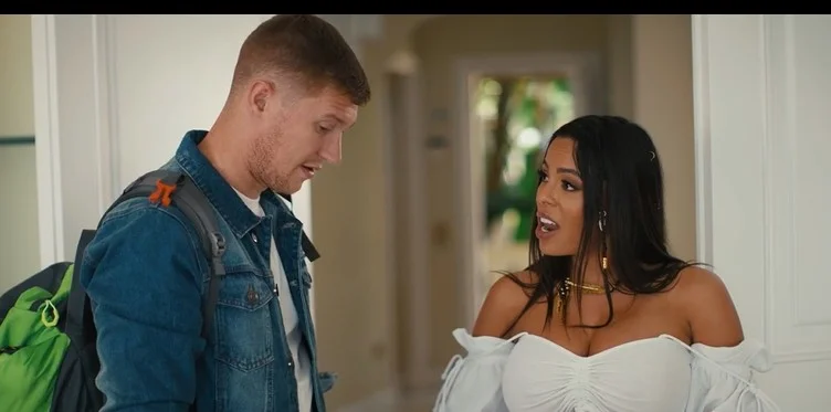 Luna Star, Ariana Van X - Turistfælde - Episode