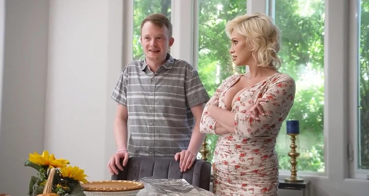 Min vens hotte mor - Sexet MILF Charli Phoenix får sin kalkun fyldt af en pilgrim