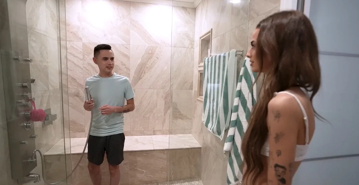 Min Perverse Familie - Nikki Nicole - Deler Brusebadet 1080p