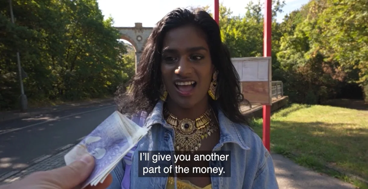 Offentlig agent - Suraya Ndia - Lækker desi-sygeplejerskestuderende