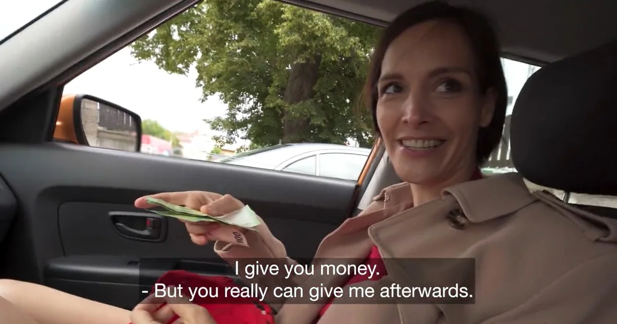 Offentlig agent - Mia Moone - Genert servitrice har brug for mere end drikkepenge