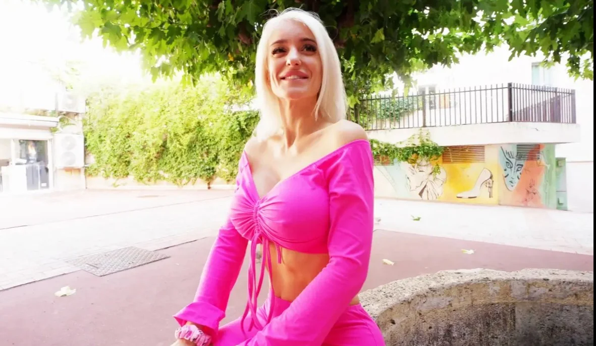 Jacquie Et Michel TV - Eva - Eva, 34 år gammel, har en meget bred appetit på hardcore!