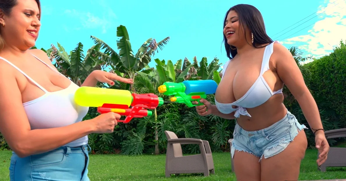 Porno Mega Load - Lexa Raider & Mishellxy - Kampen mellem de våde tanktopstjerner