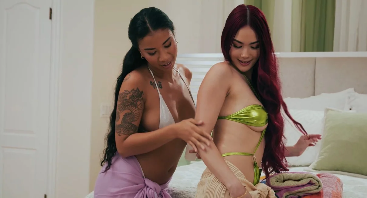 Lez Be Bad - Ameena Green & Scarlette Moon - Bare en sprøjt olie