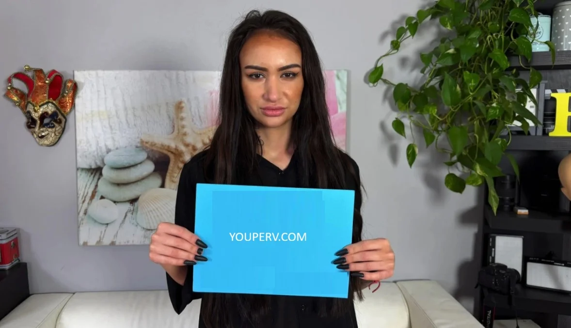 Tjekkisk sexcasting - Sofiya Ershova - Sexet russisk babe viser saftig fisse ved casting