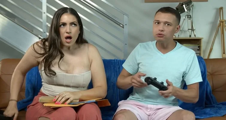 Die italienische Brünette mit dem großen Hintern Valentina Bellucci bekommt einen Creampie von einem Gamer-Typen