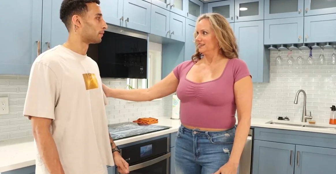 MILF AF - Nina Starr - Propriétaire MILF en chaleur