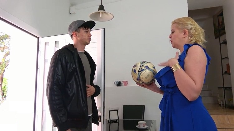Ώριμη cougar αποπλάνησε toyboy