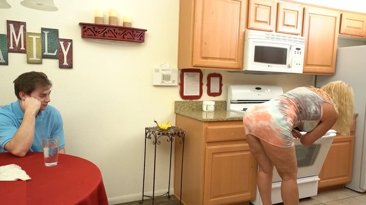 Pawg MILF ने पड़ोस के लड़के को चोदा