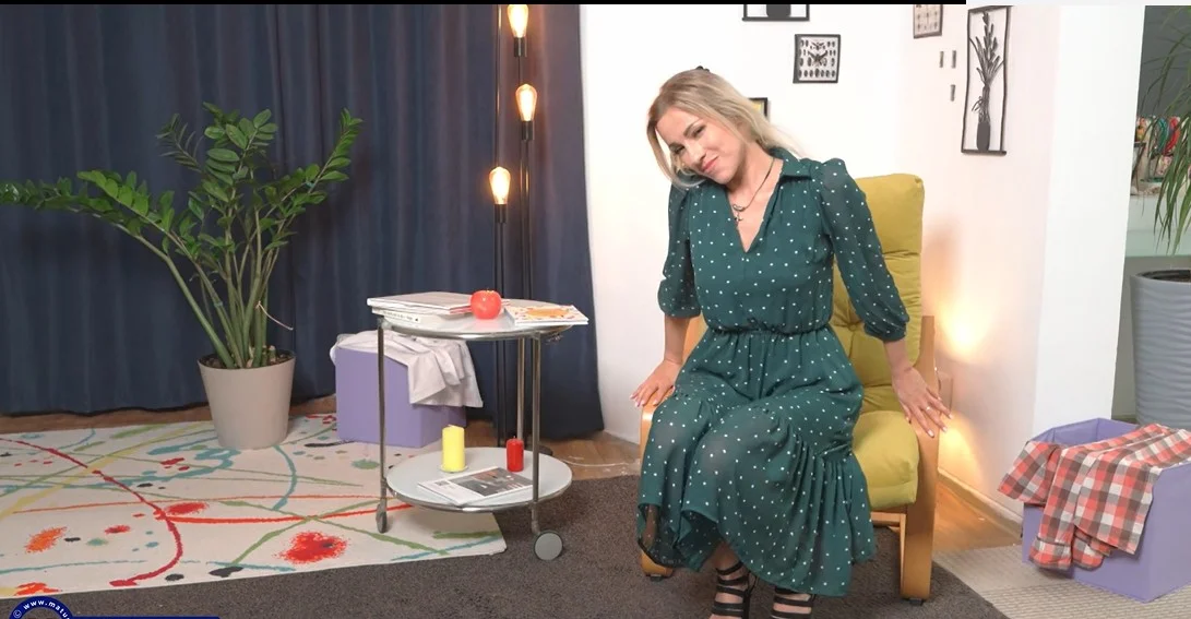Mature NL - Isabel Rose Hot Mom Loves To Flick Her Beans