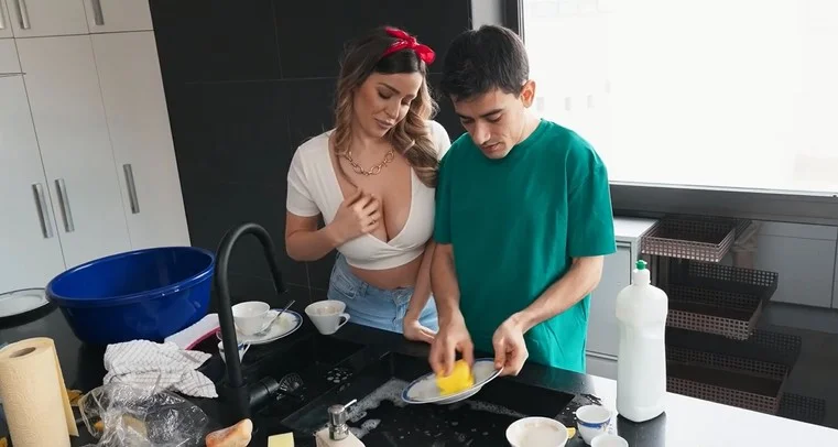 Lil Humpers - Marica Chanelle - Anak Tiri yang Malas Menyelesaikan Pekerjaan Rumah