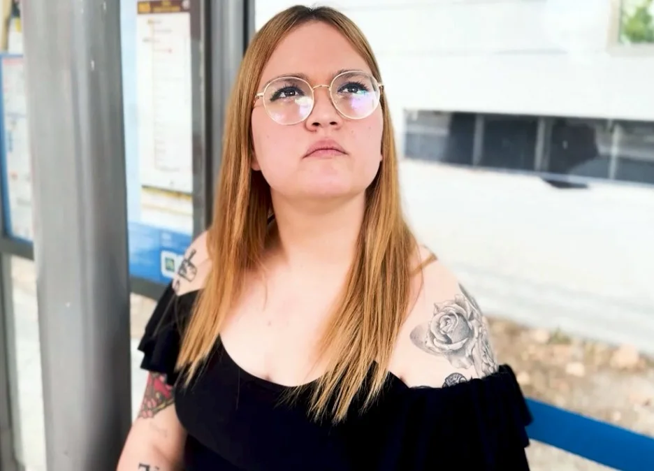 Puta Locura - Alice Foxy - Tertangkap di halte bus