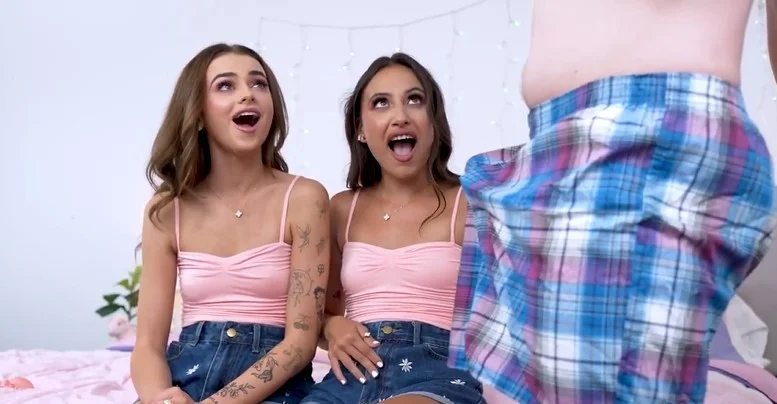 Stesøsken - Lola Aiko og Nikki Nicole - Små pupper stesøstre prøver magisk kuk parfyme på meg