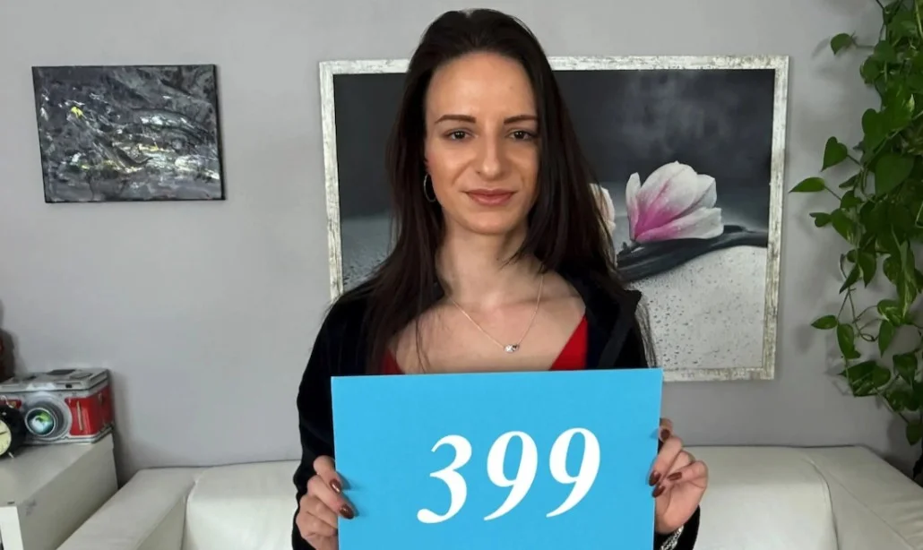 Tsjekkisk sex-casting - Dragon Fruit - Sexy brunette har ingen hemninger 1080p
