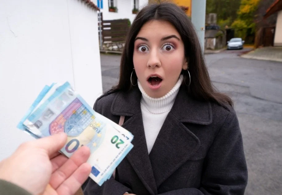 Katty West - Kleine huishoudster houdt ervan om te zuigen