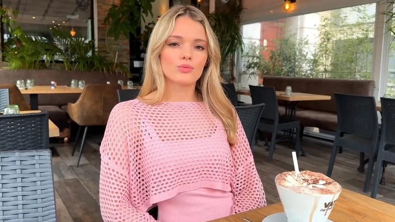 Jacquieetmicheltv - Jade, 20-jarige knappe meid uit Versailles