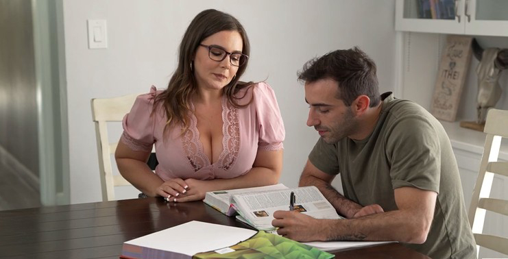 Professora peituda seduz rapaz em casa