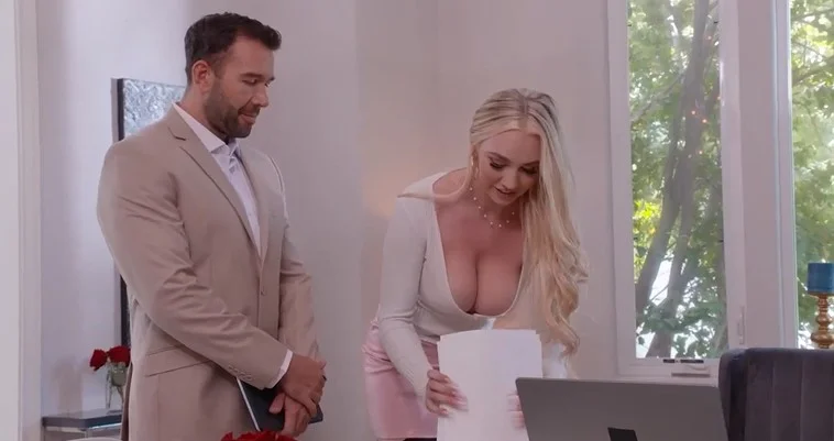 A loira bombástica Kendra Sunderland está pronta para abrir bem a buceta para o marido da amiga