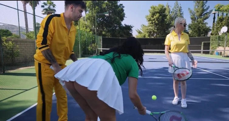 Mona și Kenzie își invită fiii vitregi