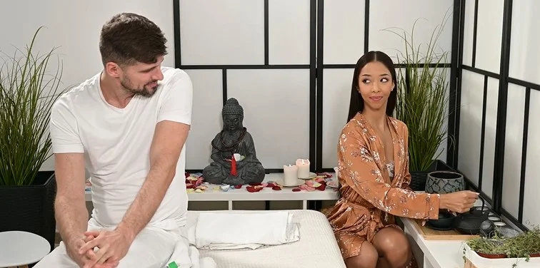 Porn World - Lia Lin - Stunning Brunette Lia Lin Gives Her Masseuse A Final fericit