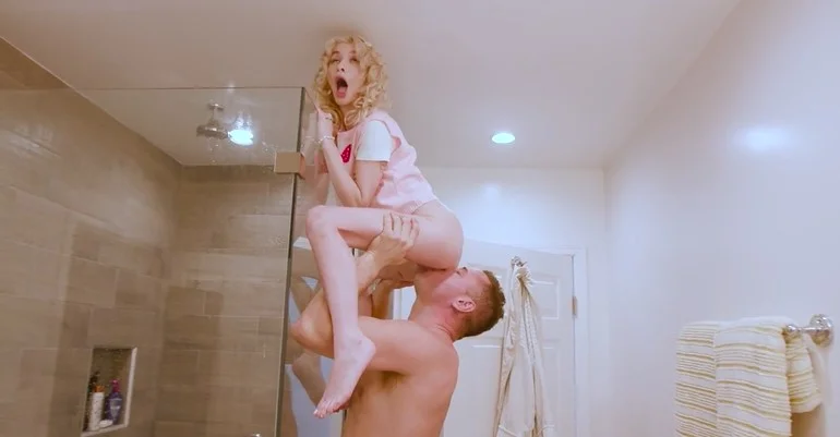 Clubul bonei mele - Emma Rosie - Cea mai mică și mai excitată spionă