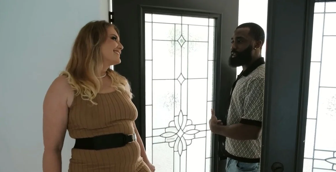 Tayler Deerden, o mamă de peste 50 de ani, o dăruiește pe Tayler 51 de ani, iubitului atârnat al fiicei sale, cu toate găurile ei.