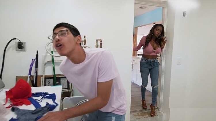 แม่ผิวดำจับได้ว่าเขากำลังทำเรื่อง