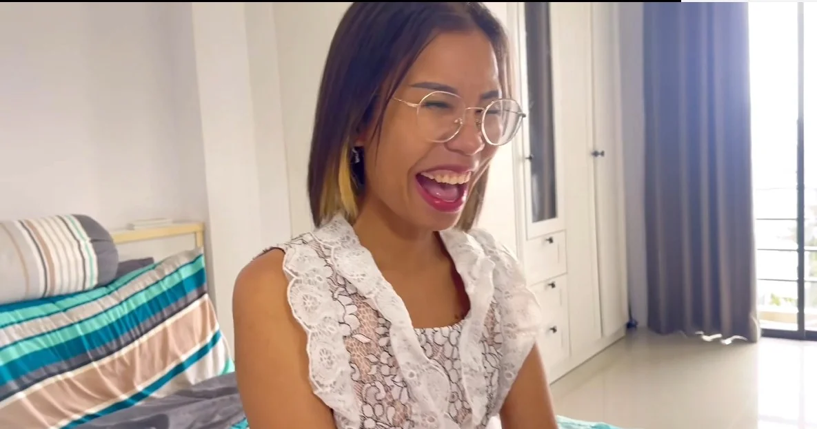 สาวไทยป่า - ปลา - สาวน้อยหุ่นผอมบางโดนยิงอสุจิใส่แว่นอ่านหนังสือ