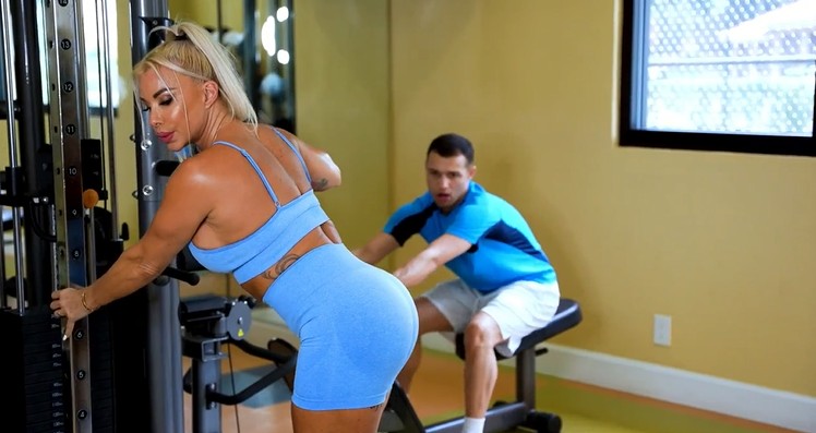 Eğri hatlı MILF spor salonunda genç adamı baştan çıkarıyor