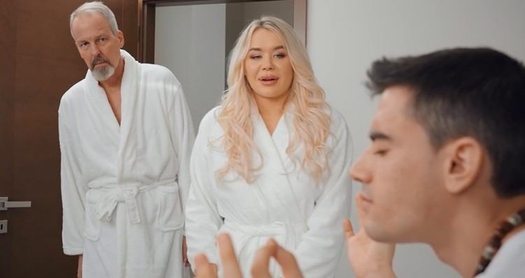 Chồng cô ấy đề nghị họ đến gặp một chuyên gia tình dục địa phương